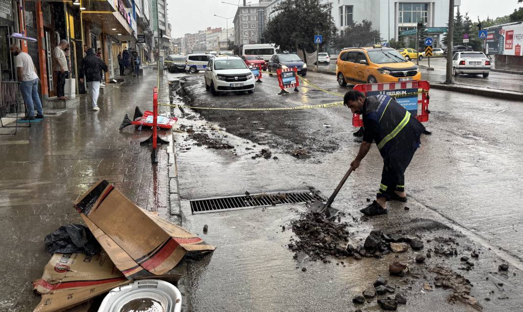 Erzurum'u sağanak vurdu! Evleri su bastı araçlar yolda mahsur kaldı 8